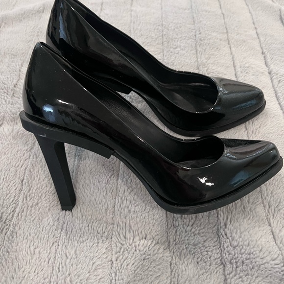 DKNY high heel black patent leather shoes, excellent condition only worn once - Picture 3 of 5